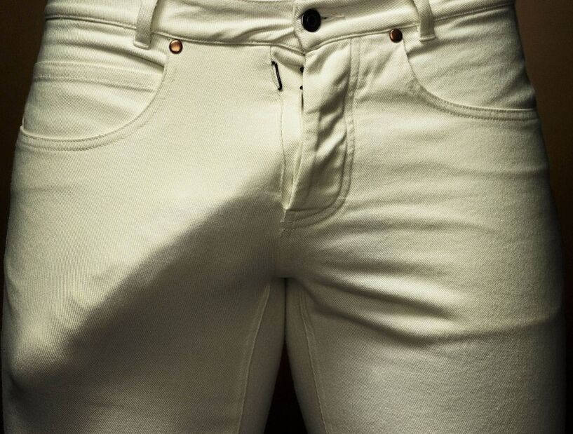 pene agrandado nos pantalóns