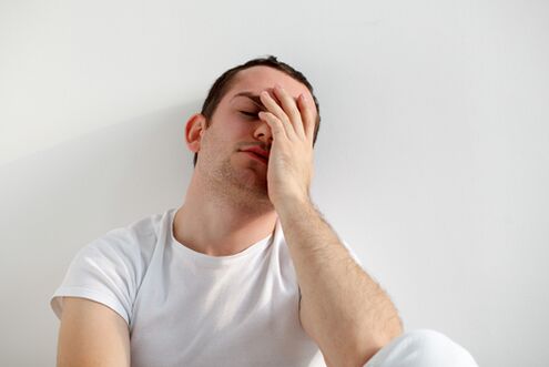un home está molesto polo seu pequeno pene, como agrandalo con refresco
