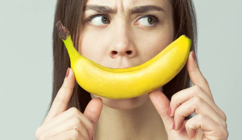 rapaza con plátano imita a ampliación do pene con masaxe